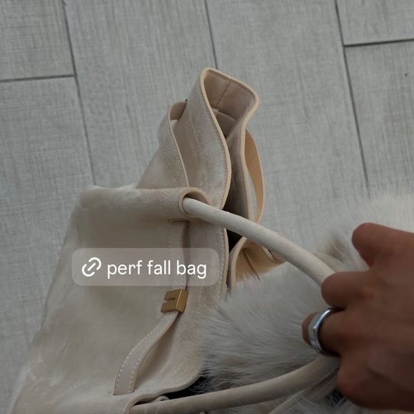 Elegant Cream Handbag - Picture 2 of 2